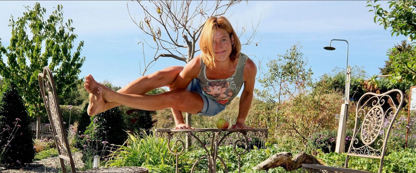 Yoga am Kunstfeld Impressionen - Sandra Astavakrasana